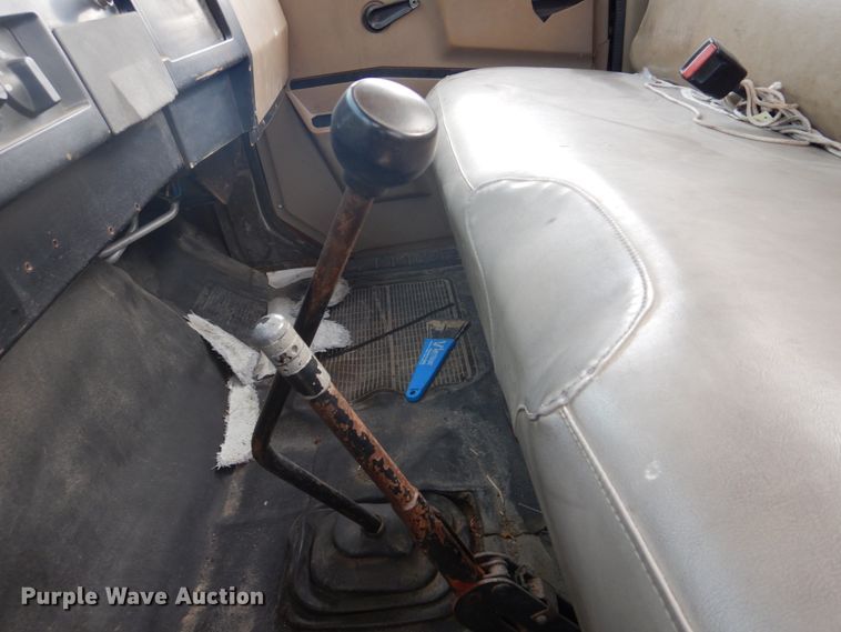 image for item DH8015 1991 International 4600  flatbed truck