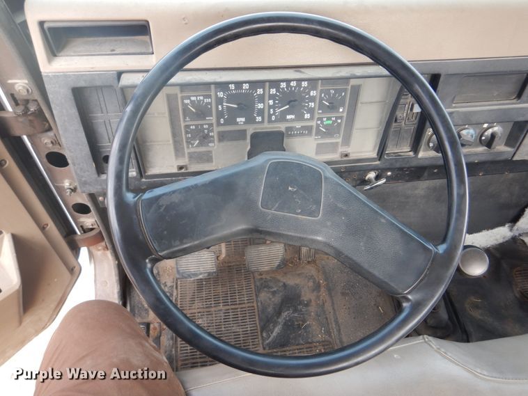 image for item DH8015 1991 International 4600  flatbed truck