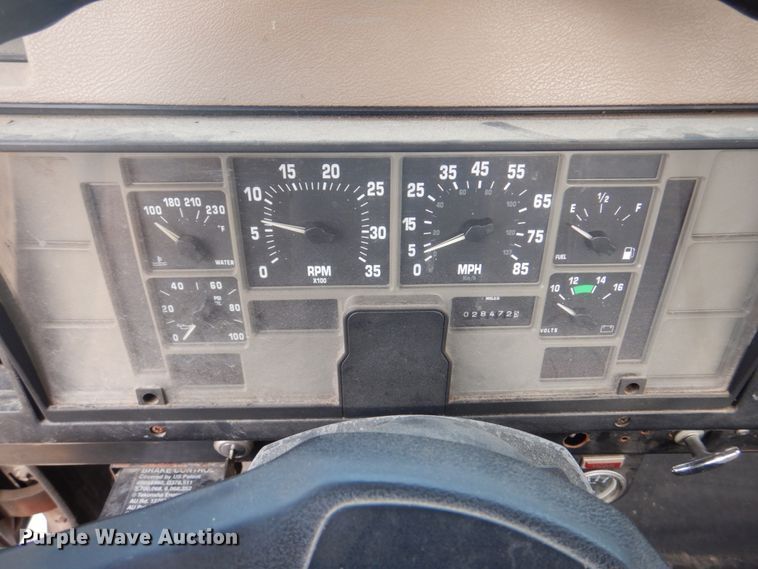 image for item DH8015 1991 International 4600  flatbed truck