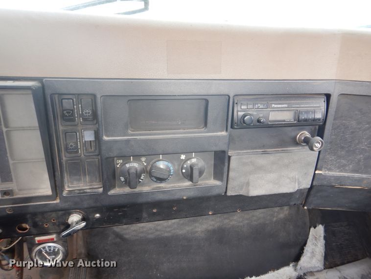 image for item DH8015 1991 International 4600  flatbed truck