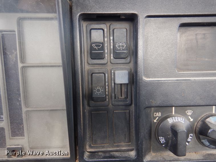 image for item DH8015 1991 International 4600  flatbed truck