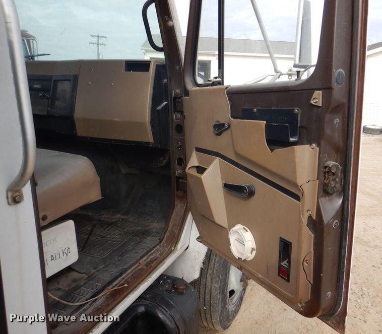 image for item DH8015 1991 International 4600  flatbed truck