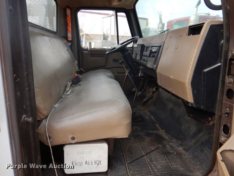 image for item DH8015 1991 International 4600  flatbed truck