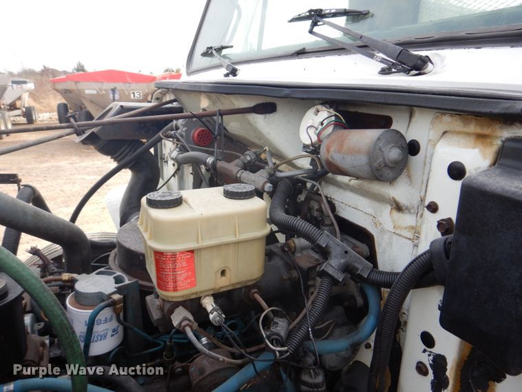 image for item DH8015 1991 International 4600  flatbed truck