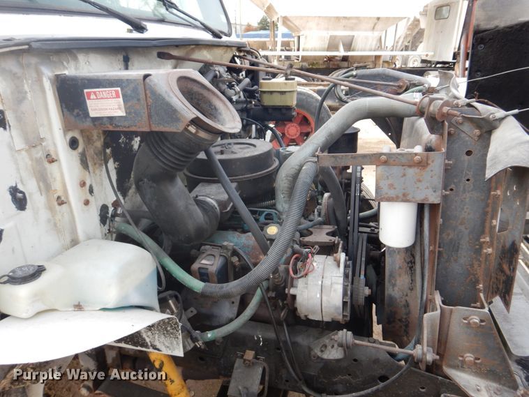 image for item DH8015 1991 International 4600  flatbed truck