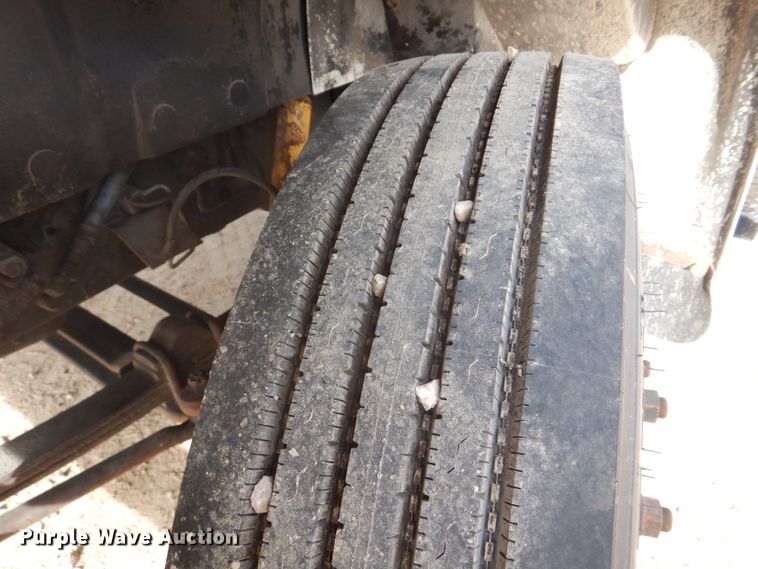 image for item DH8015 1991 International 4600  flatbed truck