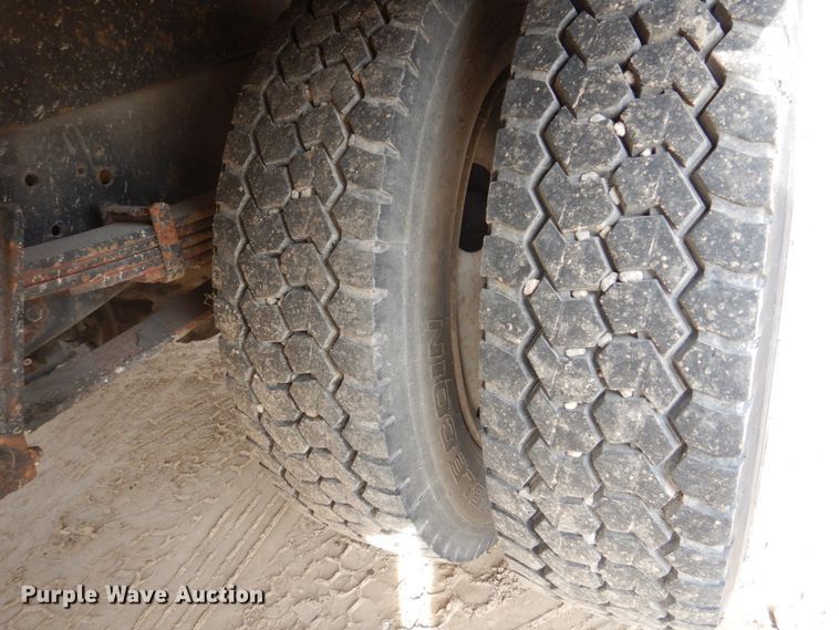 image for item DH8015 1991 International 4600  flatbed truck