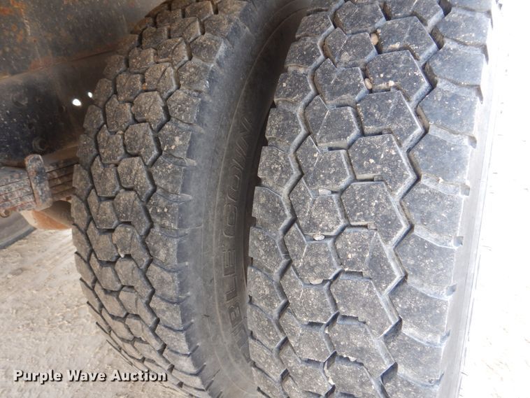 image for item DH8015 1991 International 4600  flatbed truck