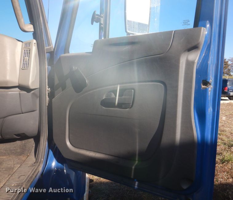 image for item DH8087 2013 International WorkStar 7300  box truck