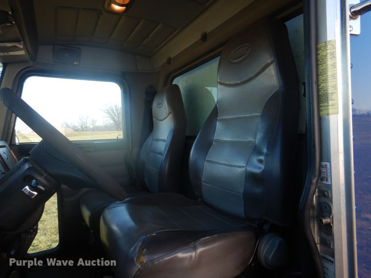 image for item DH8088 2009 Peterbilt 335  box truck