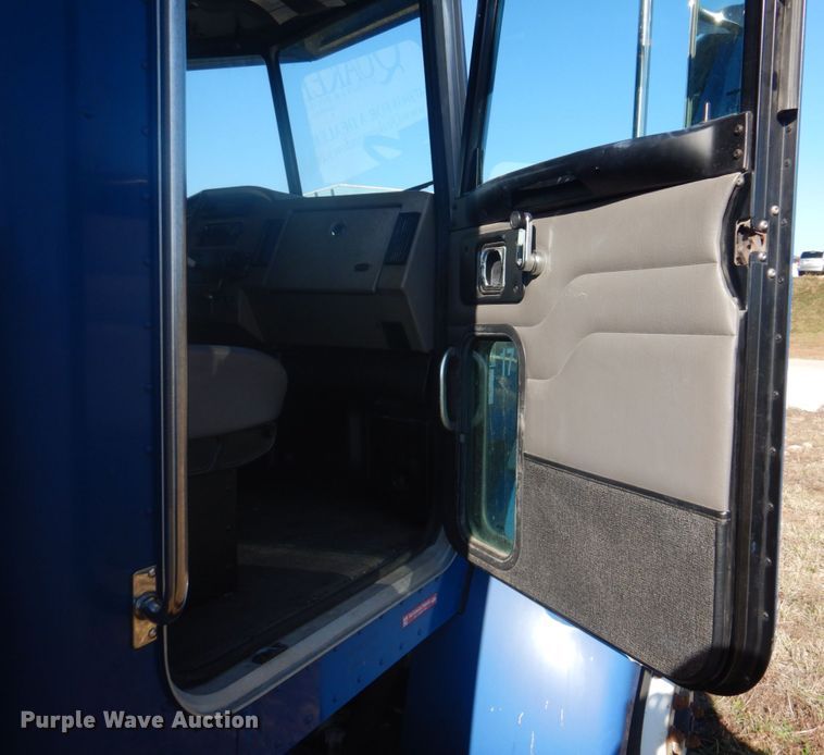 image for item DH8088 2009 Peterbilt 335  box truck