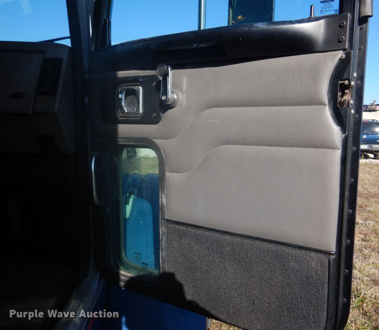 image for item DH8088 2009 Peterbilt 335  box truck