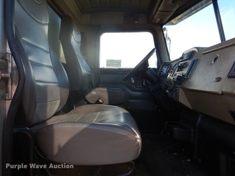 image for item DH8088 2009 Peterbilt 335  box truck