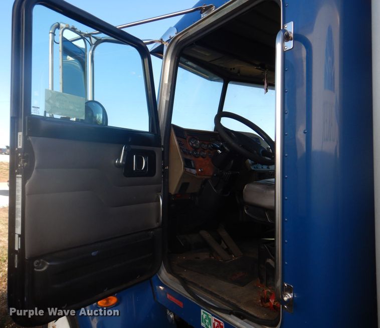 image for item DH8089 2009 Peterbilt 335  box truck