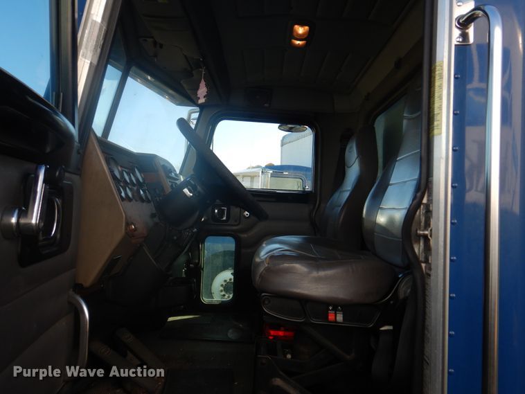 image for item DH8089 2009 Peterbilt 335  box truck