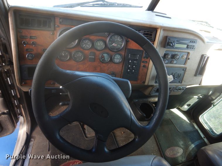 image for item DH8089 2009 Peterbilt 335  box truck