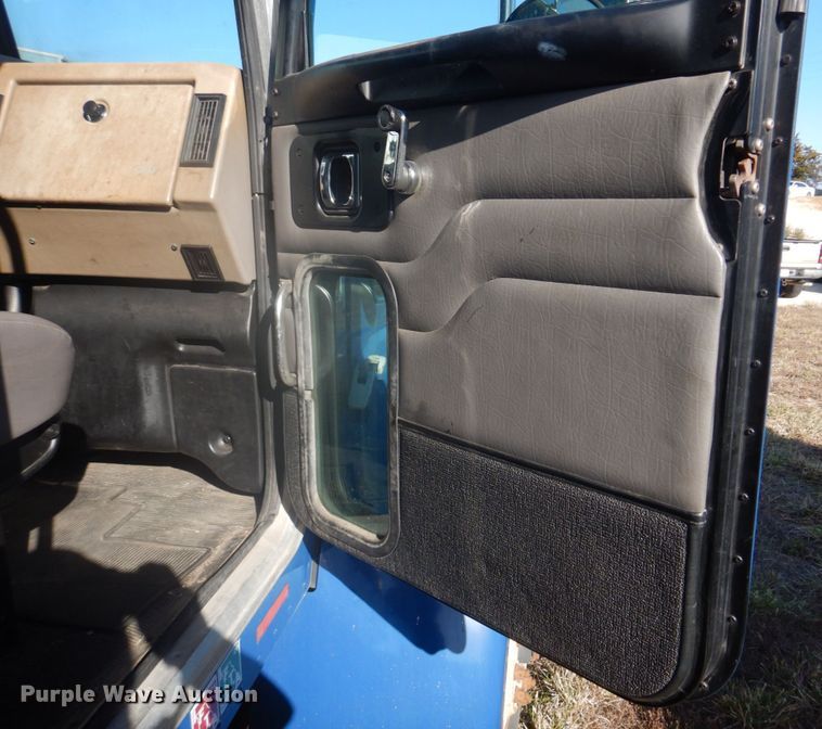 image for item DH8089 2009 Peterbilt 335  box truck