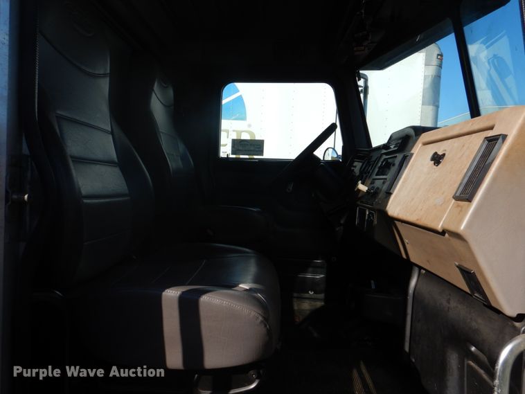 image for item DH8089 2009 Peterbilt 335  box truck