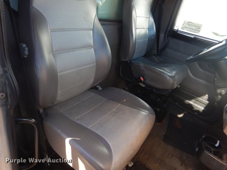 image for item DH8089 2009 Peterbilt 335  box truck