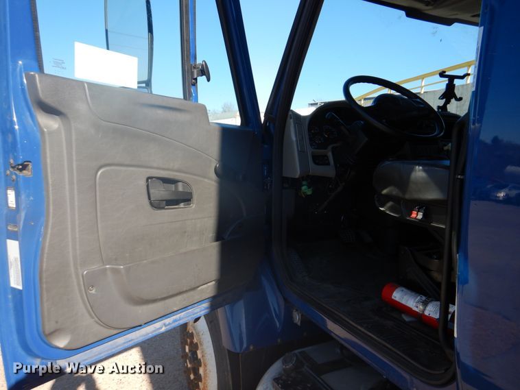 image for item DH8090 2014 International WorkStar 7300  box truck