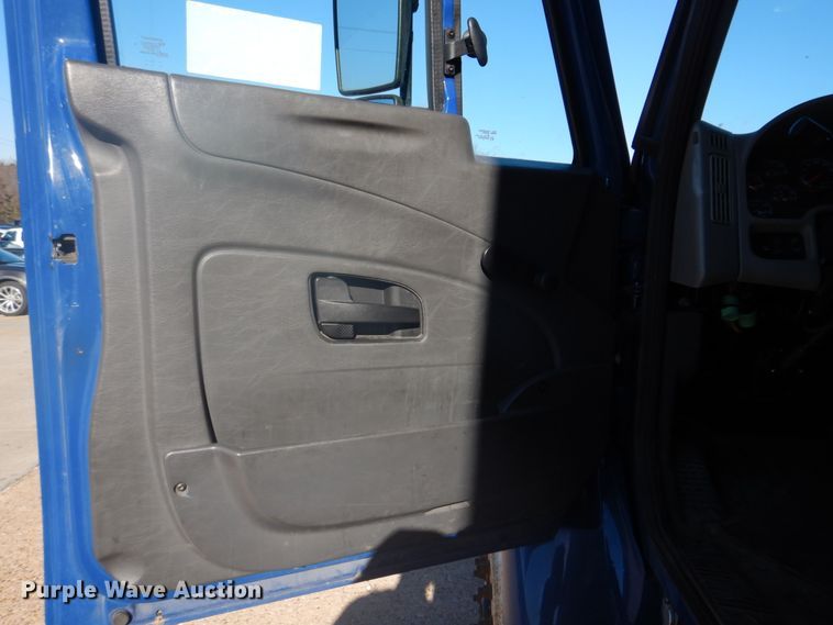 image for item DH8090 2014 International WorkStar 7300  box truck