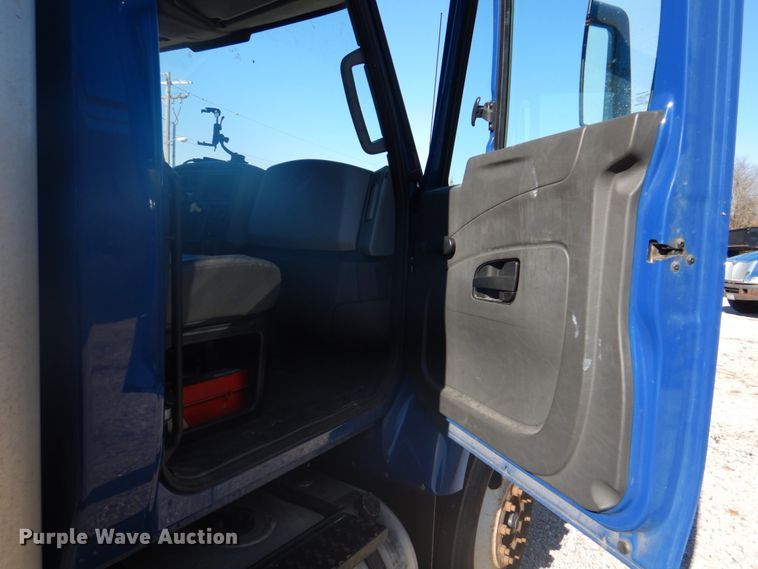 image for item DH8090 2014 International WorkStar 7300  box truck