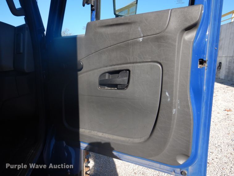 image for item DH8090 2014 International WorkStar 7300  box truck