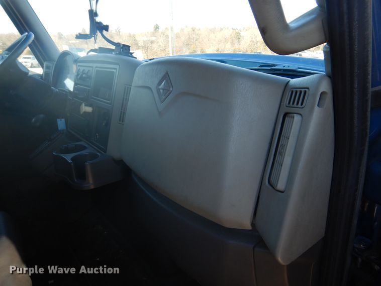 image for item DH8090 2014 International WorkStar 7300  box truck