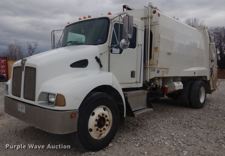 image for item DH8126 2000 Kenworth T300  refuse truck