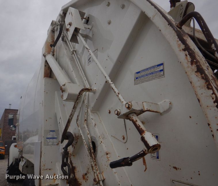 image for item DH8126 2000 Kenworth T300  refuse truck