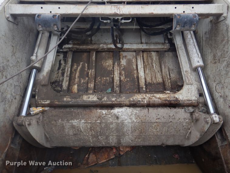 image for item DH8126 2000 Kenworth T300  refuse truck