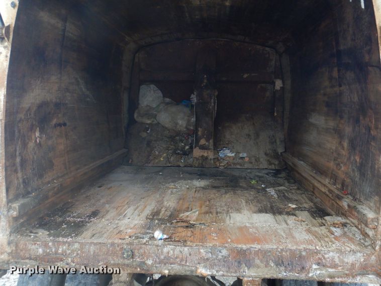 image for item DH8126 2000 Kenworth T300  refuse truck