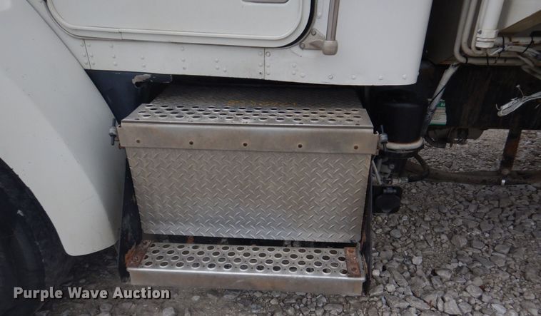 image for item DH8126 2000 Kenworth T300  refuse truck