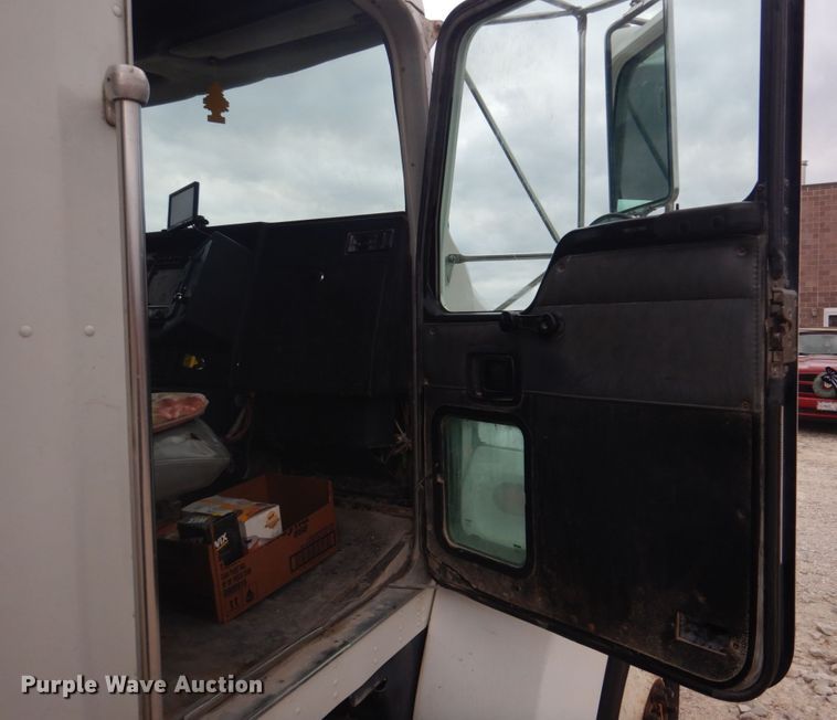 image for item DH8126 2000 Kenworth T300  refuse truck