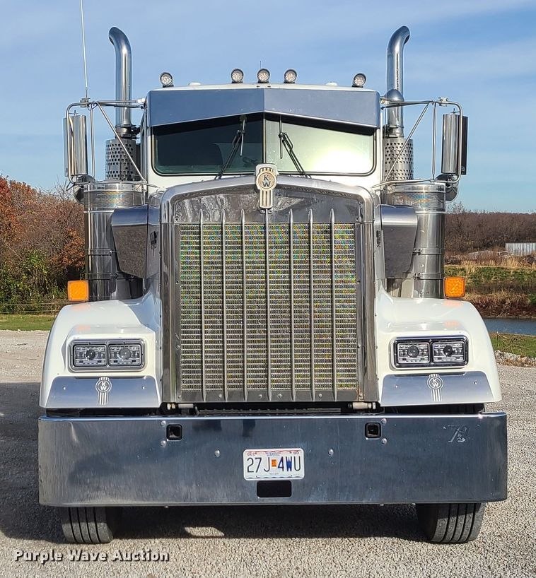 image for item DJ1499 2000 Kenworth W900  semi truck