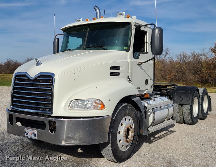 image for item DJ1513 2007 Mack CXP613  semi truck