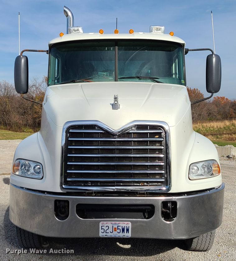 image for item DJ1513 2007 Mack CXP613  semi truck