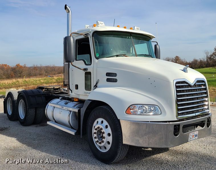 image for item DJ1513 2007 Mack CXP613  semi truck