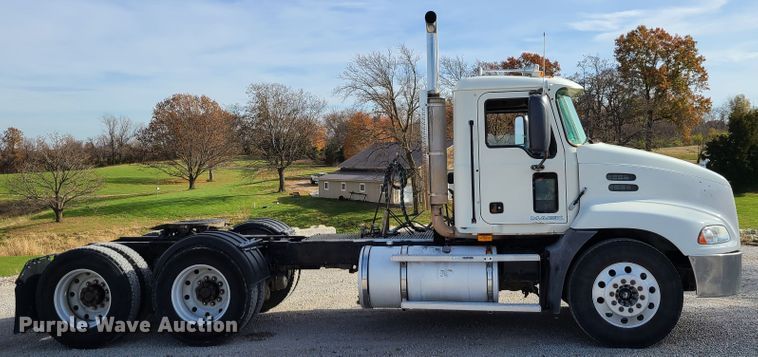 image for item DJ1513 2007 Mack CXP613  semi truck