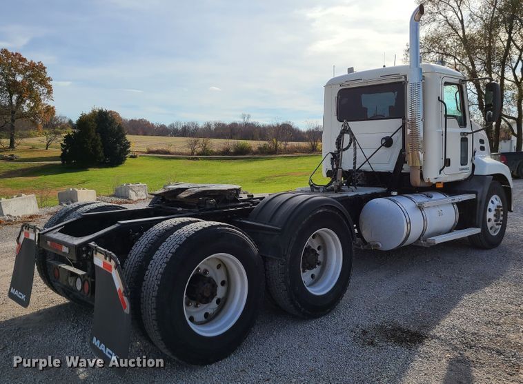 image for item DJ1513 2007 Mack CXP613  semi truck