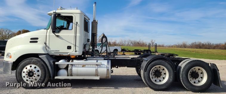 image for item DJ1513 2007 Mack CXP613  semi truck