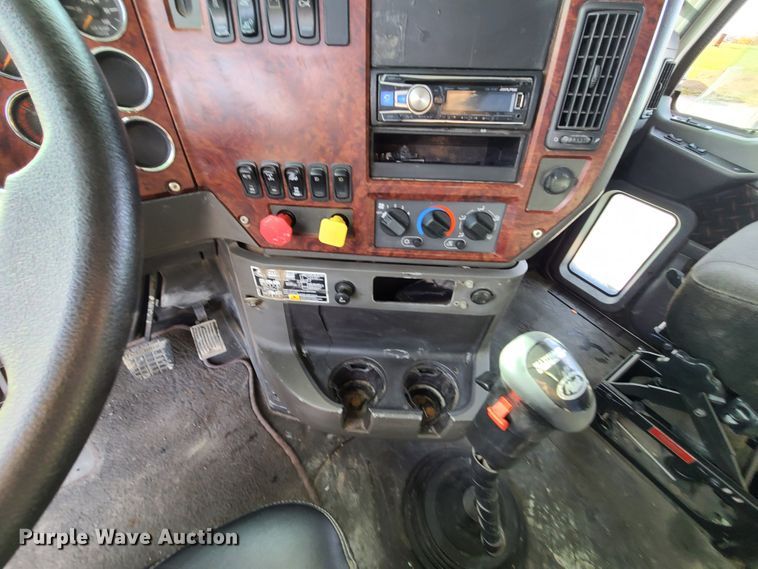 image for item DJ1513 2007 Mack CXP613  semi truck