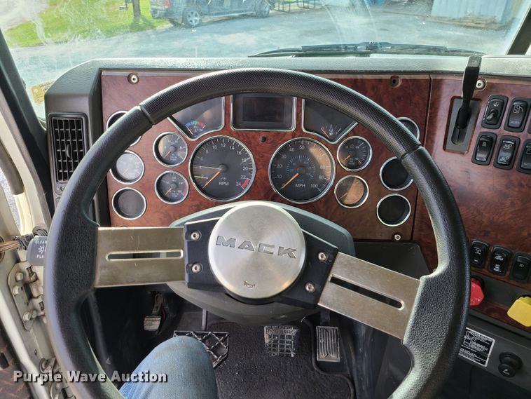 image for item DJ1513 2007 Mack CXP613  semi truck