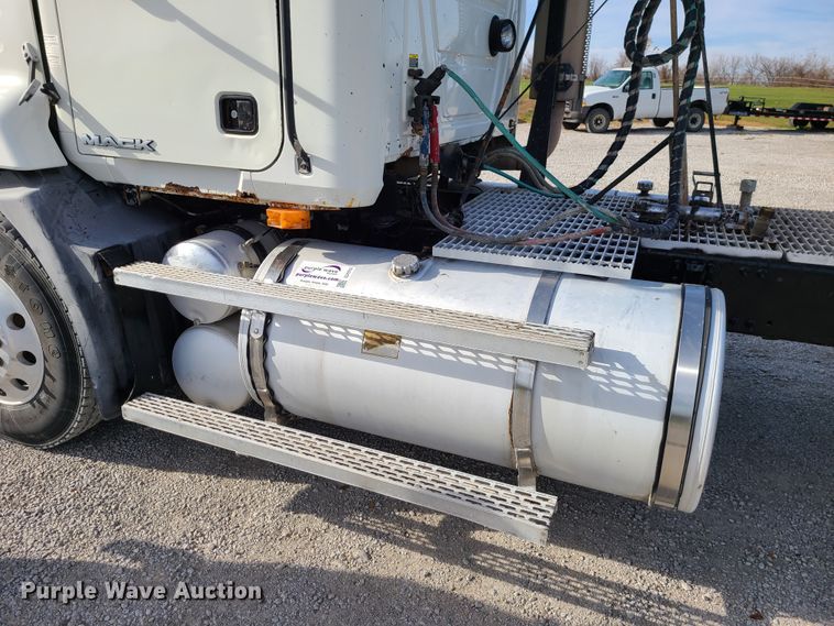 image for item DJ1513 2007 Mack CXP613  semi truck