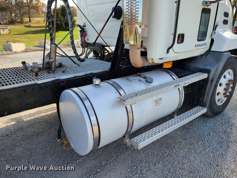 image for item DJ1513 2007 Mack CXP613  semi truck