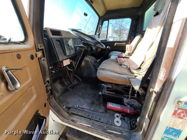 image for item DJ1610 1990 International 4900  box truck