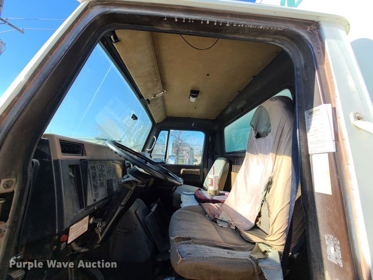 image for item DJ1610 1990 International 4900  box truck