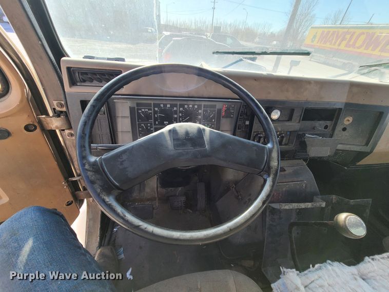 image for item DJ1610 1990 International 4900  box truck