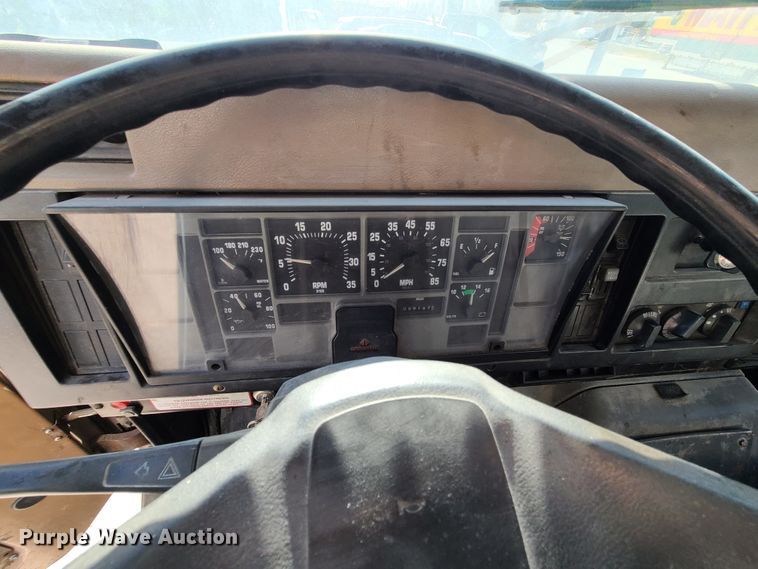 image for item DJ1610 1990 International 4900  box truck