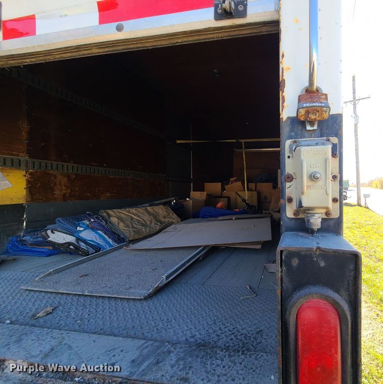 image for item DJ1610 1990 International 4900  box truck